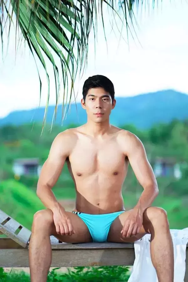 Menluscious  Issue 02 - Fame Krittapat