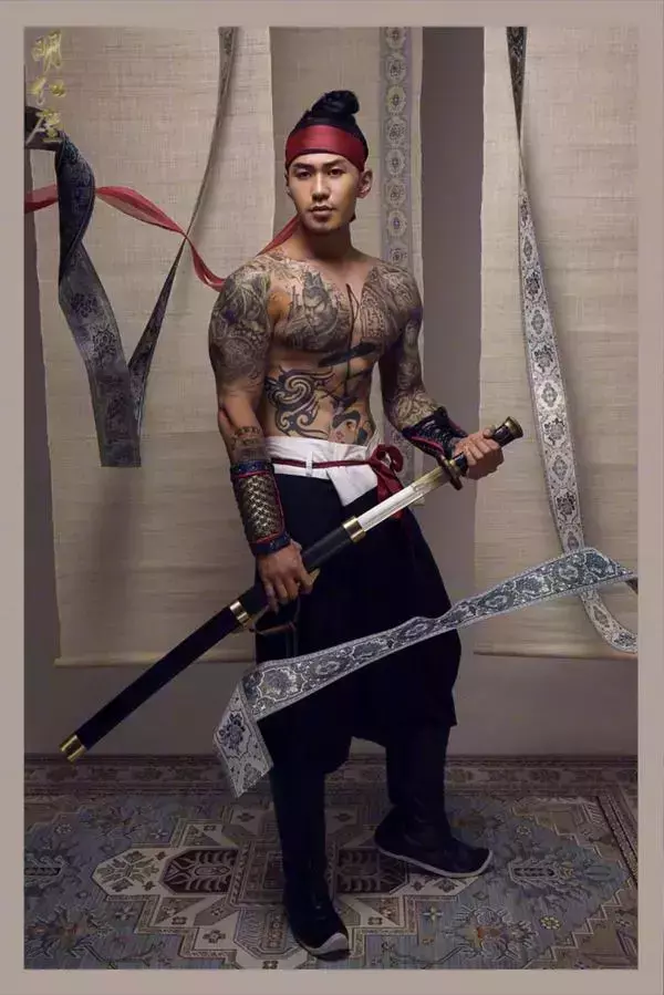 DaoXQ.KinG | HOÀNG THƯỢNG VÀ TÔI