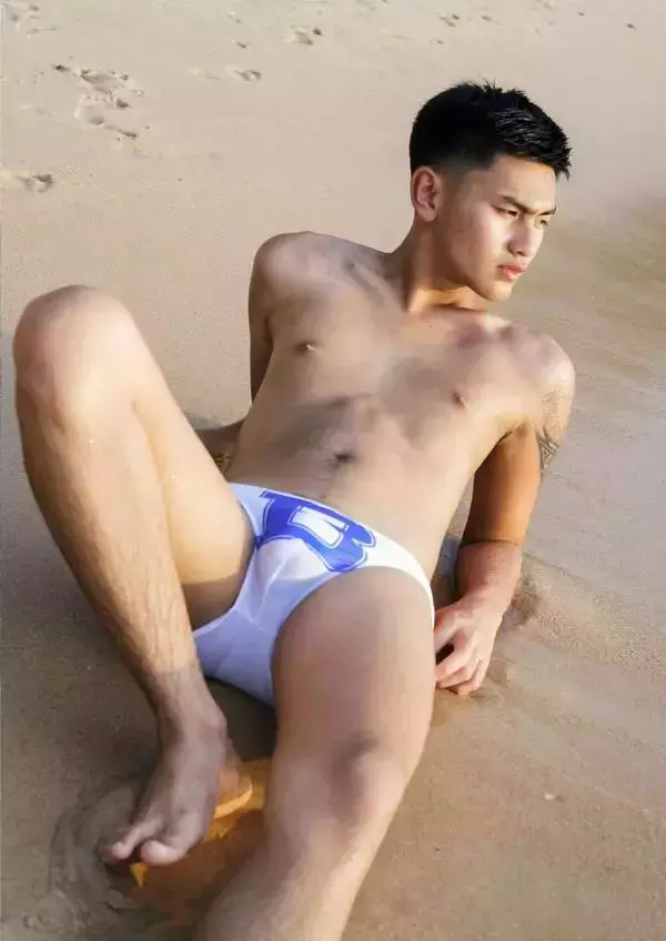 DUDEK ISSUE 01 - A DAY FOR A PATTAYA BOY