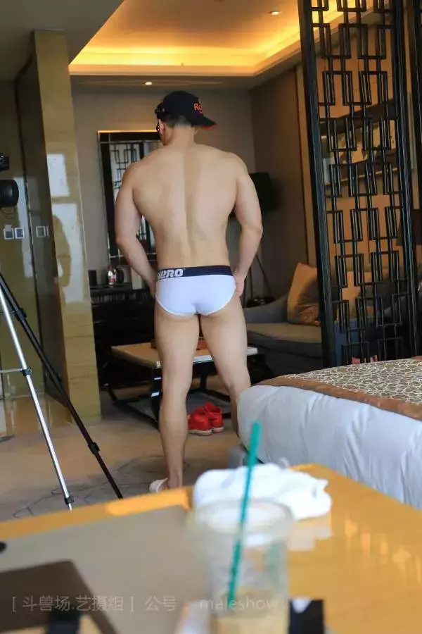 Chinese maleshow –  Swimmer Yong 斗兽场 - 泳队选手 Yong