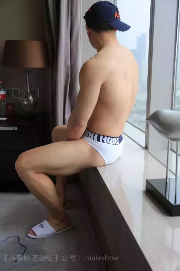 Chinese maleshow –  Swimmer Yong 斗兽场 - 泳队选手 Yong
