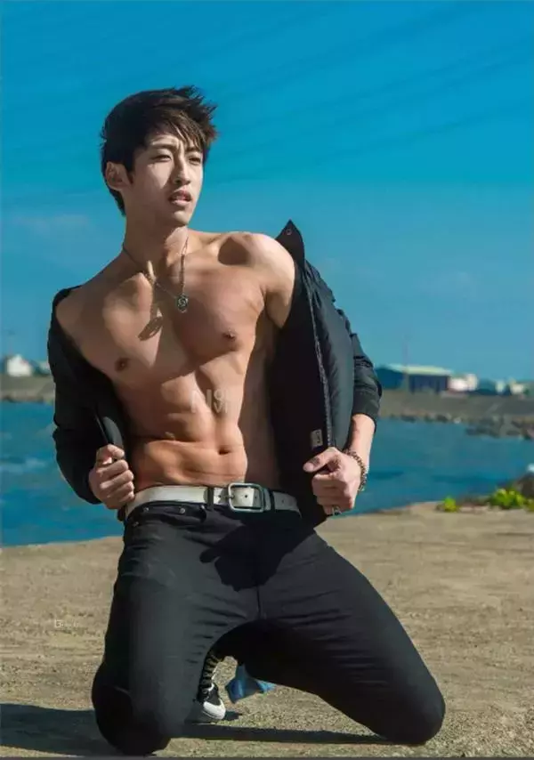 Whoseman 4 明星教練/男丁格爾-芬達 全裸非全見寫真書