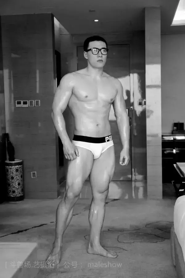 Chinese maleshow –  Swimmer Yong 斗兽场 - 泳队选手 Yong