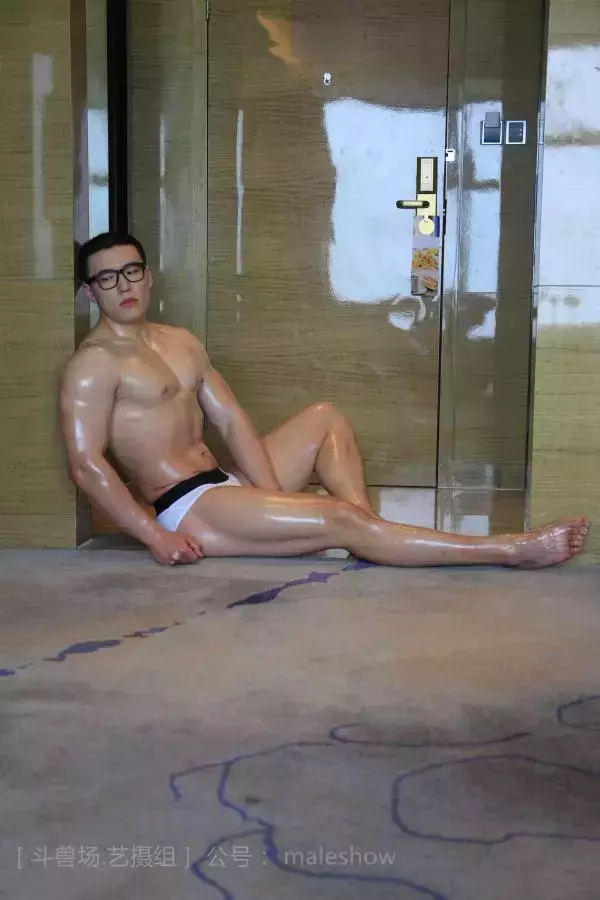 Chinese maleshow –  Swimmer Yong 斗兽场 - 泳队选手 Yong
