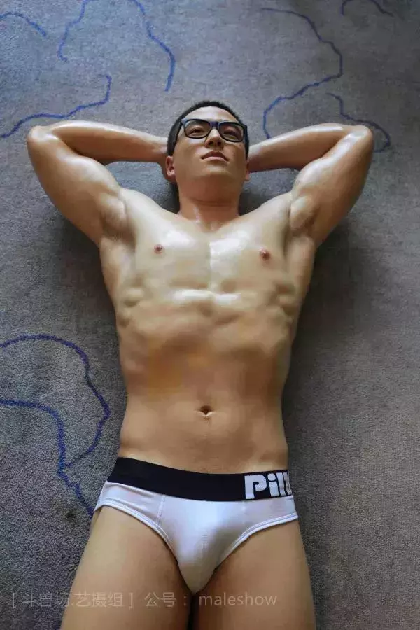 Chinese maleshow –  Swimmer Yong 斗兽场 - 泳队选手 Yong