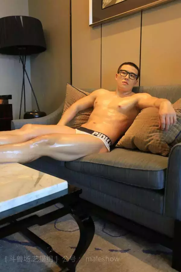 Chinese maleshow –  Swimmer Yong 斗兽场 - 泳队选手 Yong