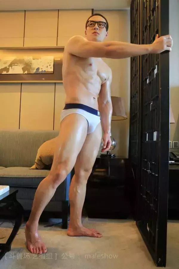 Chinese maleshow –  Swimmer Yong 斗兽场 - 泳队选手 Yong