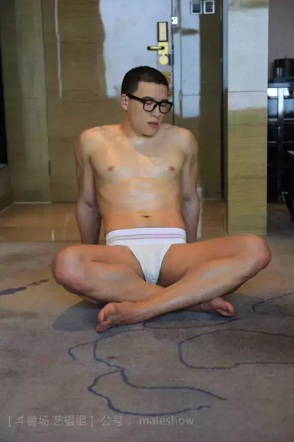 Chinese maleshow –  Swimmer Yong 斗兽场 - 泳队选手 Yong