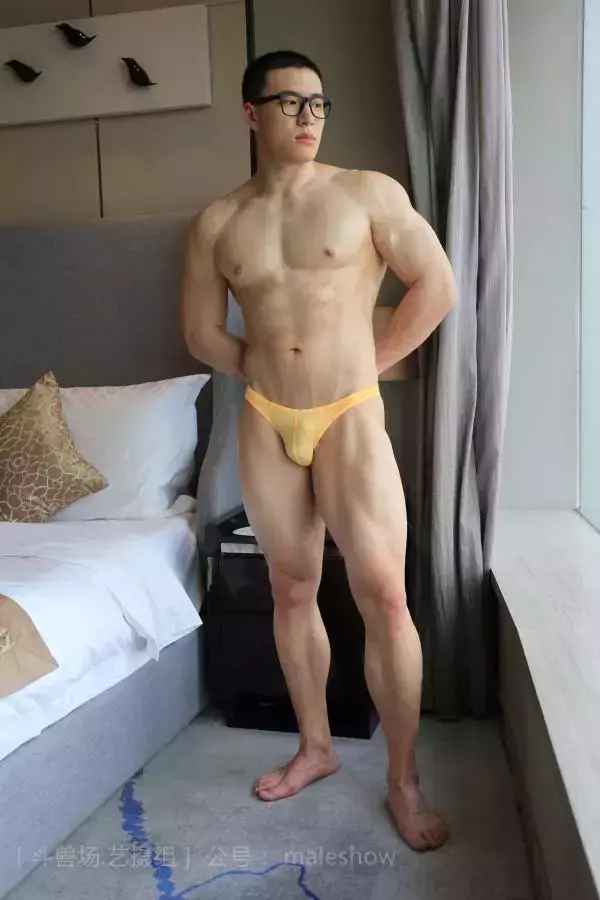 Chinese maleshow –  Swimmer Yong 斗兽场 - 泳队选手 Yong