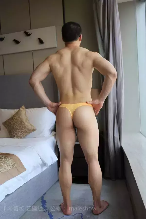 Chinese maleshow –  Swimmer Yong 斗兽场 - 泳队选手 Yong