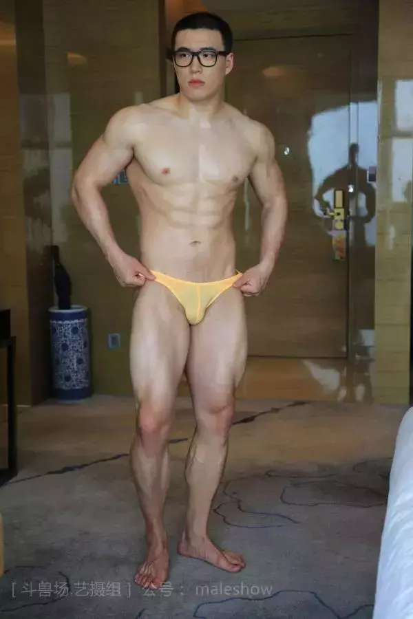 Chinese maleshow –  Swimmer Yong 斗兽场 - 泳队选手 Yong