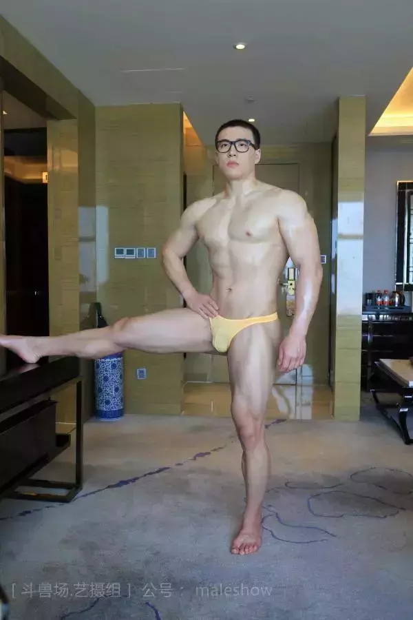 Chinese maleshow –  Swimmer Yong 斗兽场 - 泳队选手 Yong