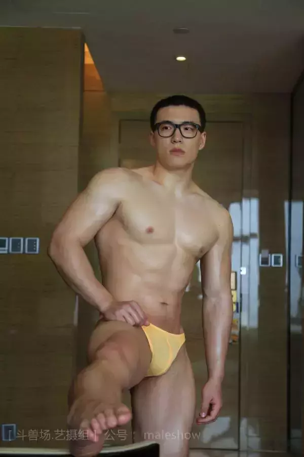 Chinese maleshow –  Swimmer Yong 斗兽场 - 泳队选手 Yong
