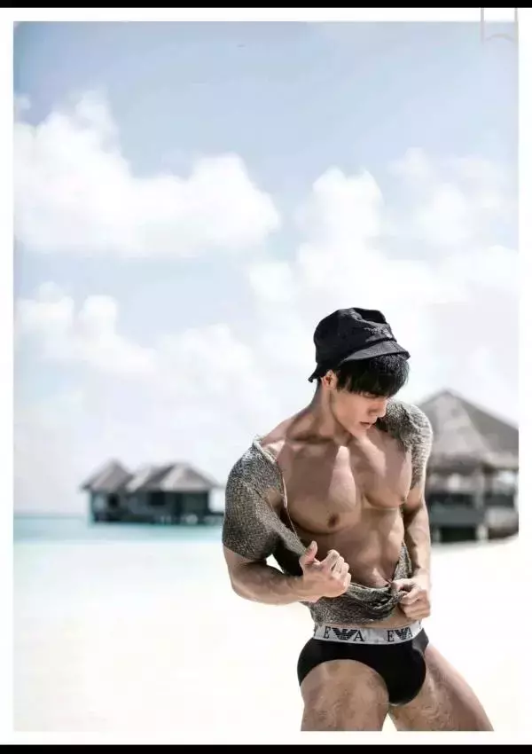 謝梓秋男性ヌード写真集「Naked Osean」裸海之旅