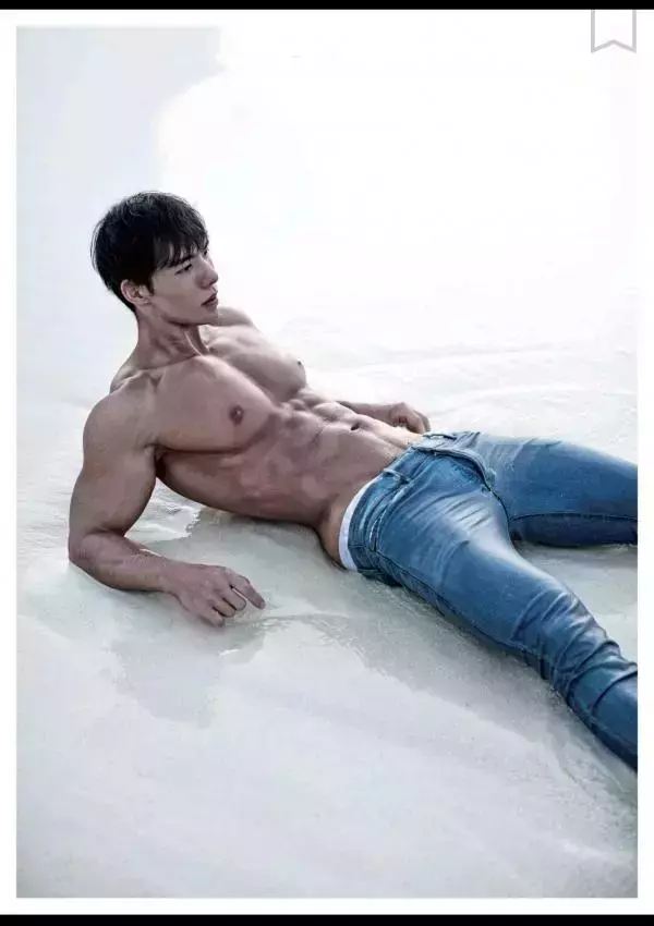 謝梓秋男性ヌード写真集「Naked Osean」裸海之旅