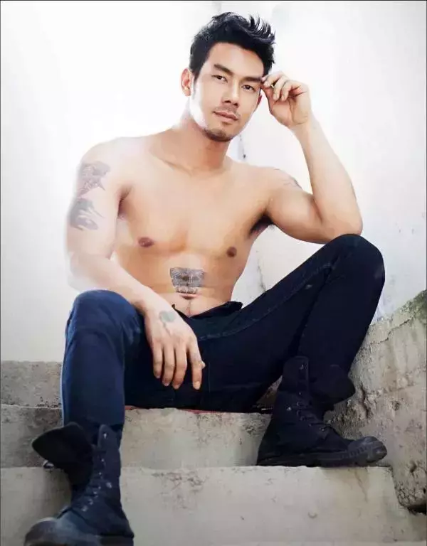 MAN OMG 3 - Guy On Hot Street