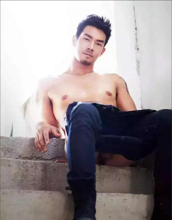 MAN OMG 3 - Guy On Hot Street