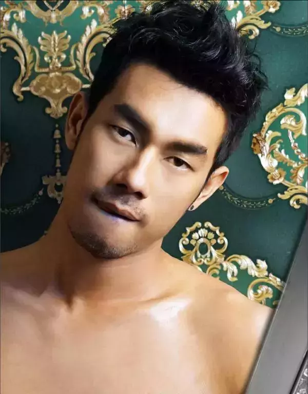 MAN OMG 3 - Guy On Hot Street