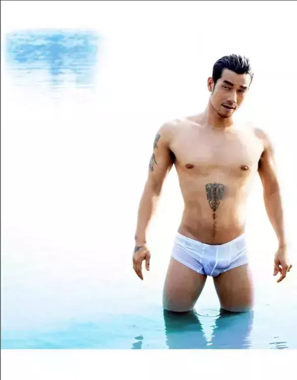MAN OMG 3 - Guy On Hot Street