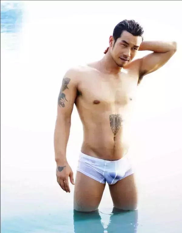 MAN OMG 3 - Guy On Hot Street