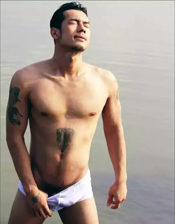 MAN OMG 3 - Guy On Hot Street