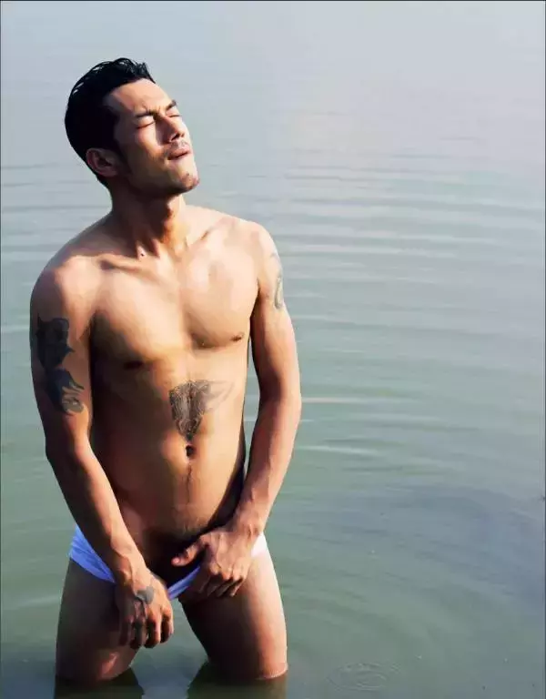 MAN OMG 3 - Guy On Hot Street