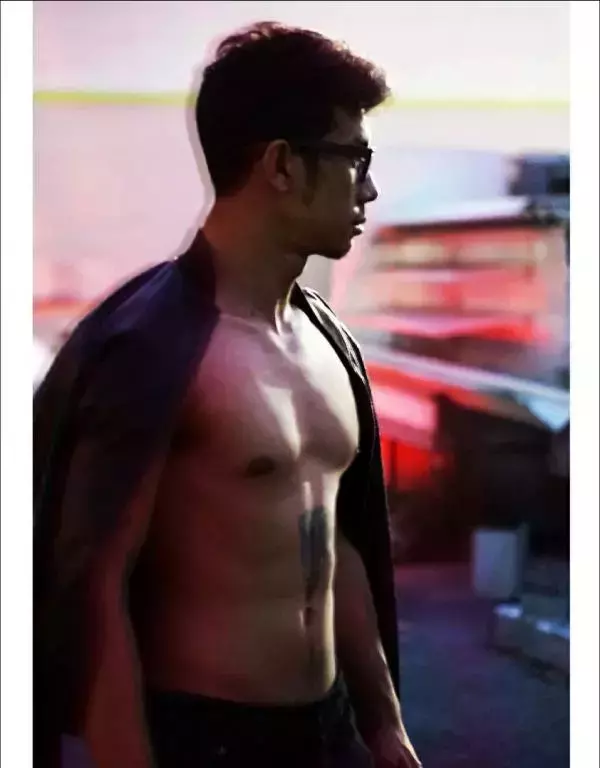 MAN OMG 3 - Guy On Hot Street