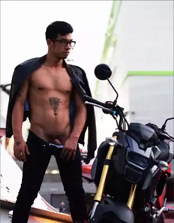 MAN OMG 3 - Guy On Hot Street